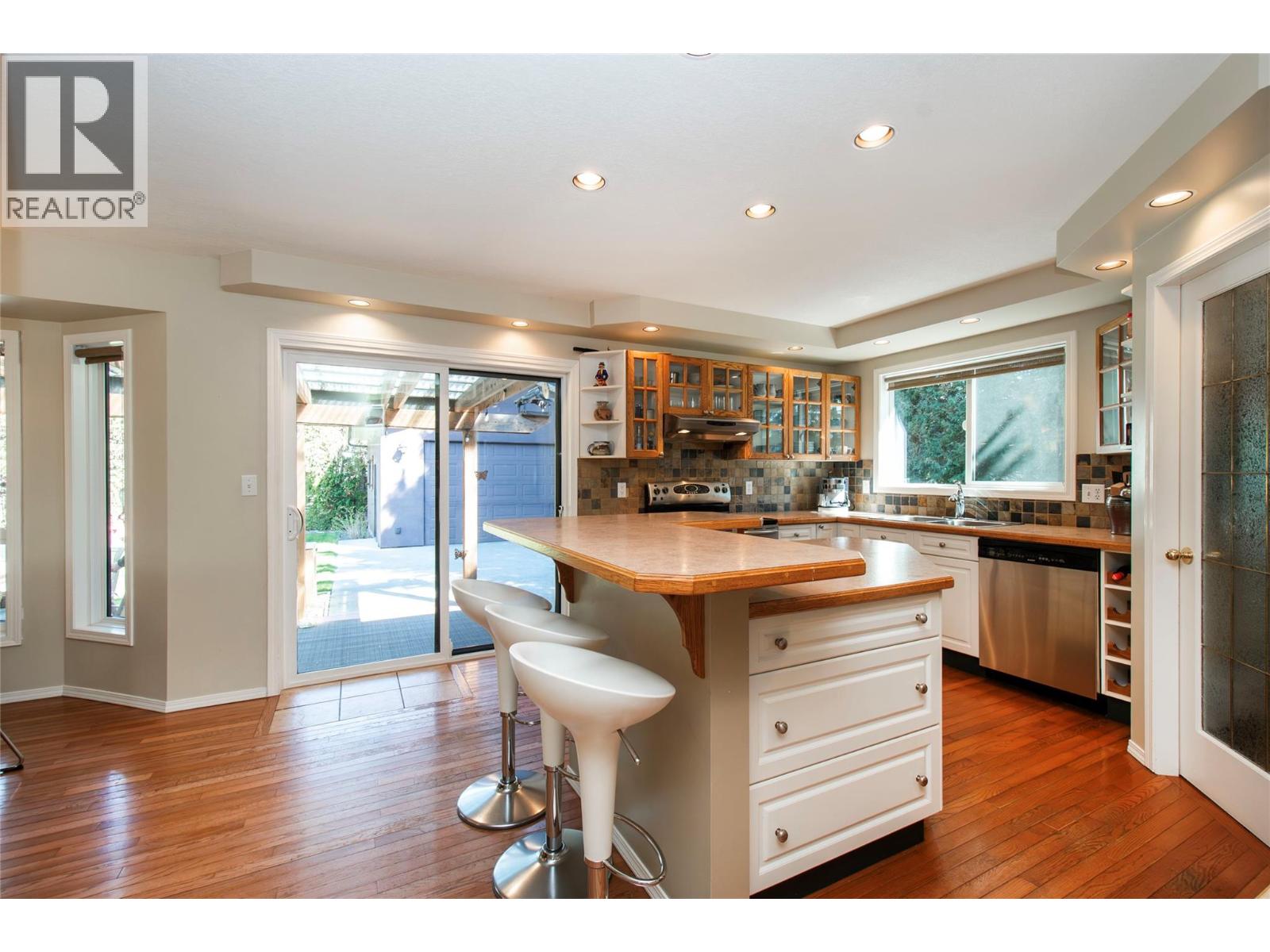 916 POWELL BEACH Road