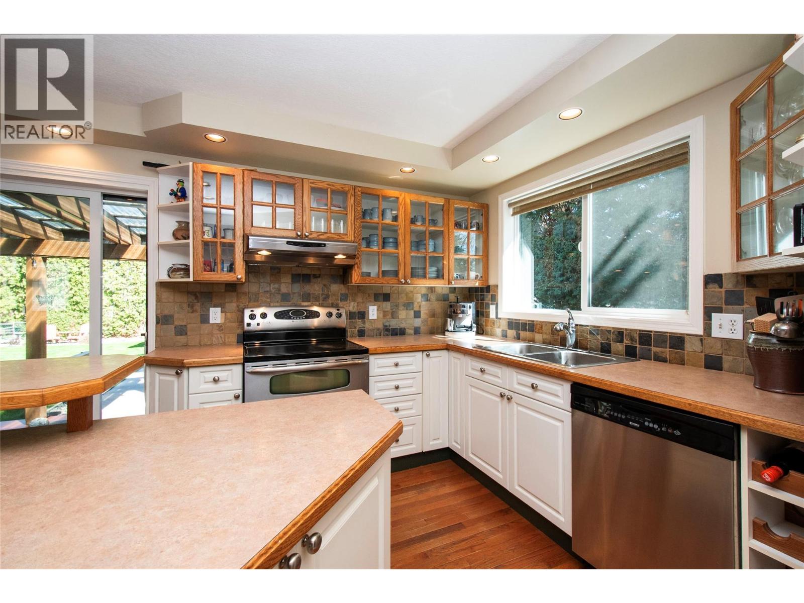 916 POWELL BEACH Road