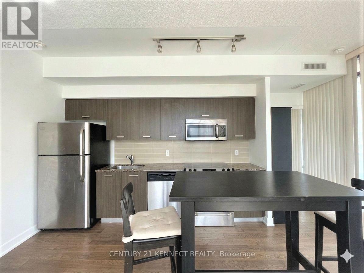 608 - 832 BAY STREET