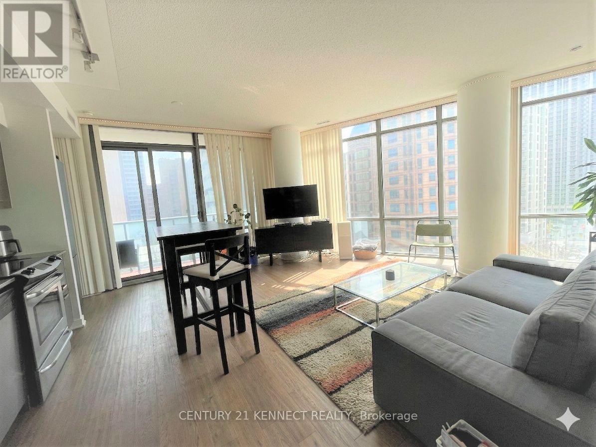 608 - 832 BAY STREET