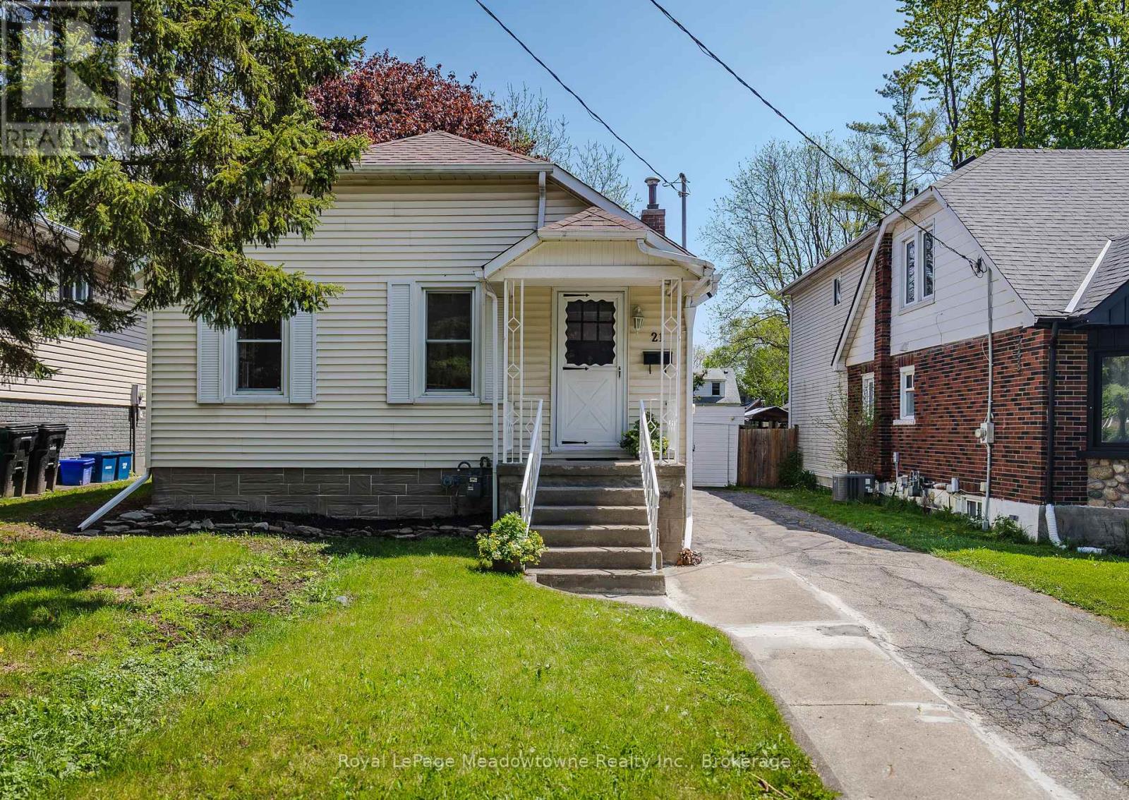 21 ELGIN STREET N