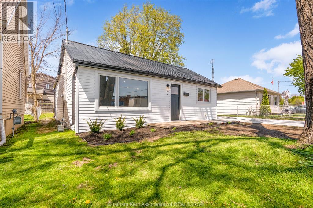 7 OXLEY DRIVE