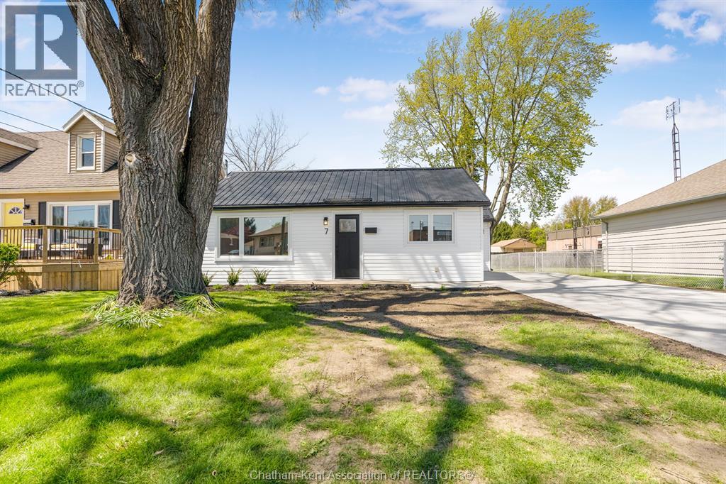 7 OXLEY DRIVE