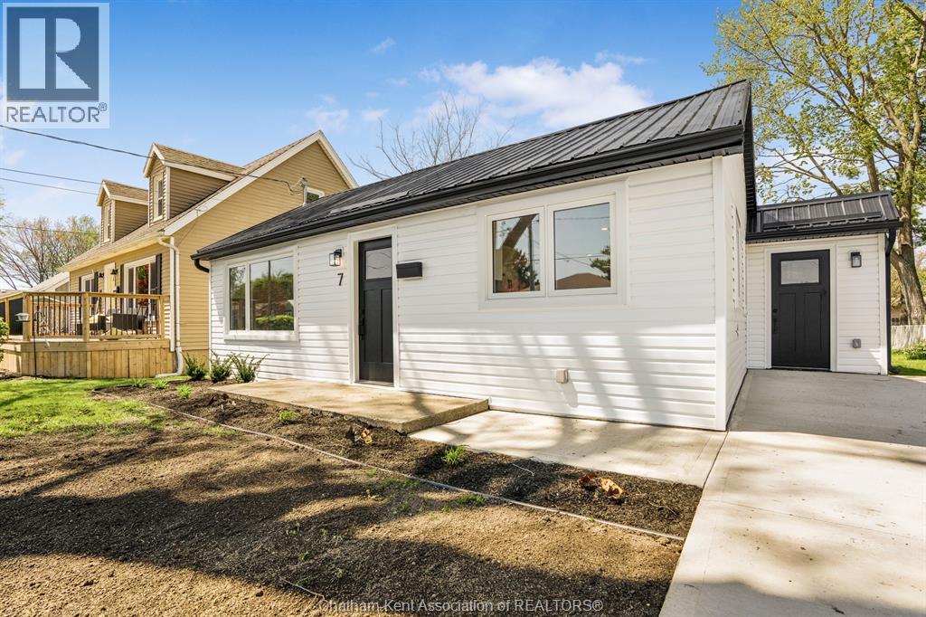 7 OXLEY DRIVE