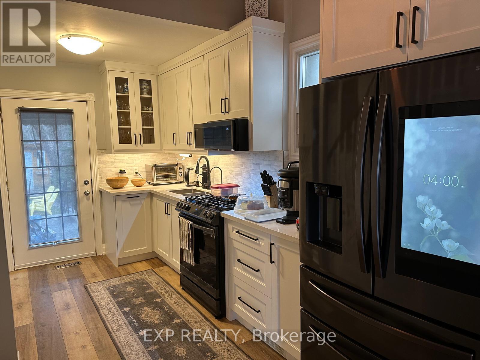 Photo 1 of 6 — 172 EILEEN AVENUE, Toronto (Rockcliffe-Smythe), ON M6N1W1