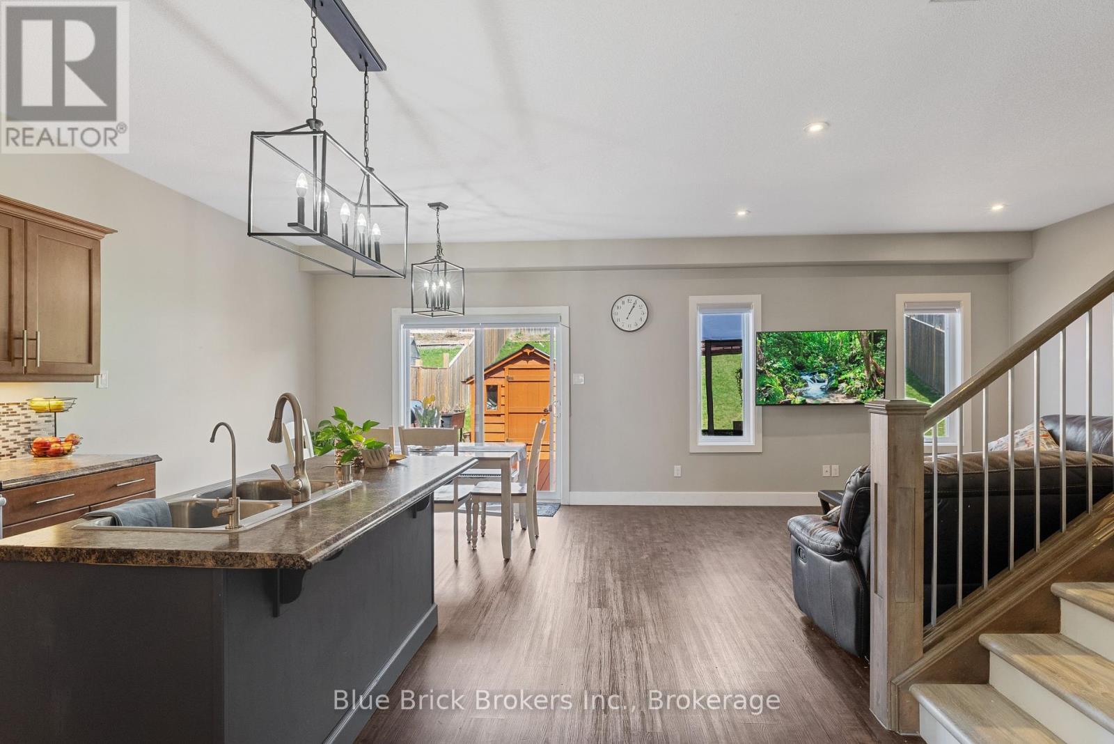 25 QUEENSWAY DRIVE