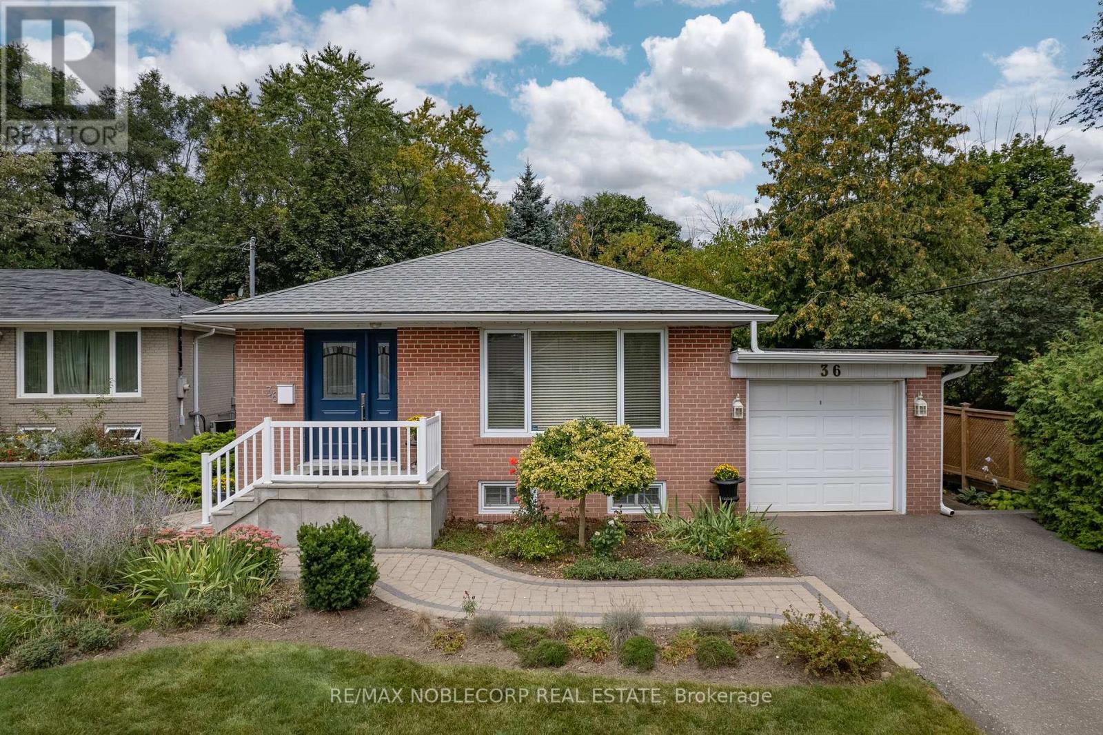 Photo 1 of 22 — 36 Leverhume Crescent, Toronto, ON M1E1K4