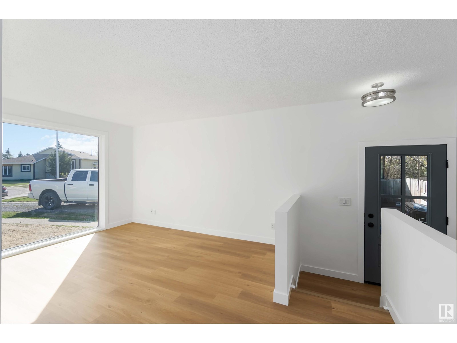 4615 35 AV NW