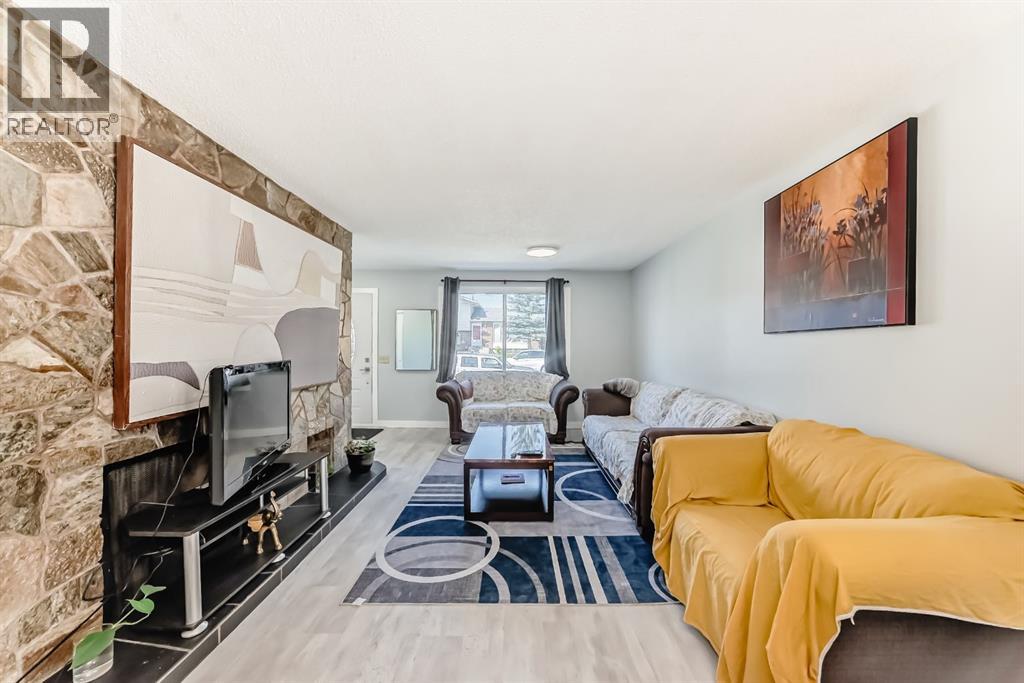 948 Rundlecairn Way NE