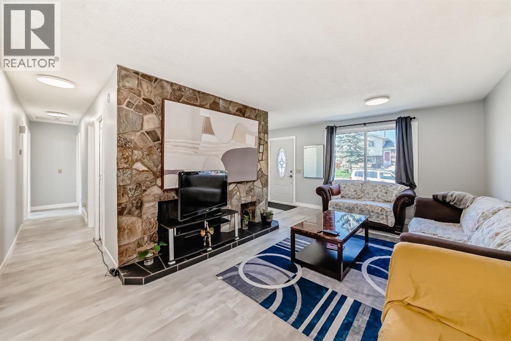 948 Rundlecairn Way NE