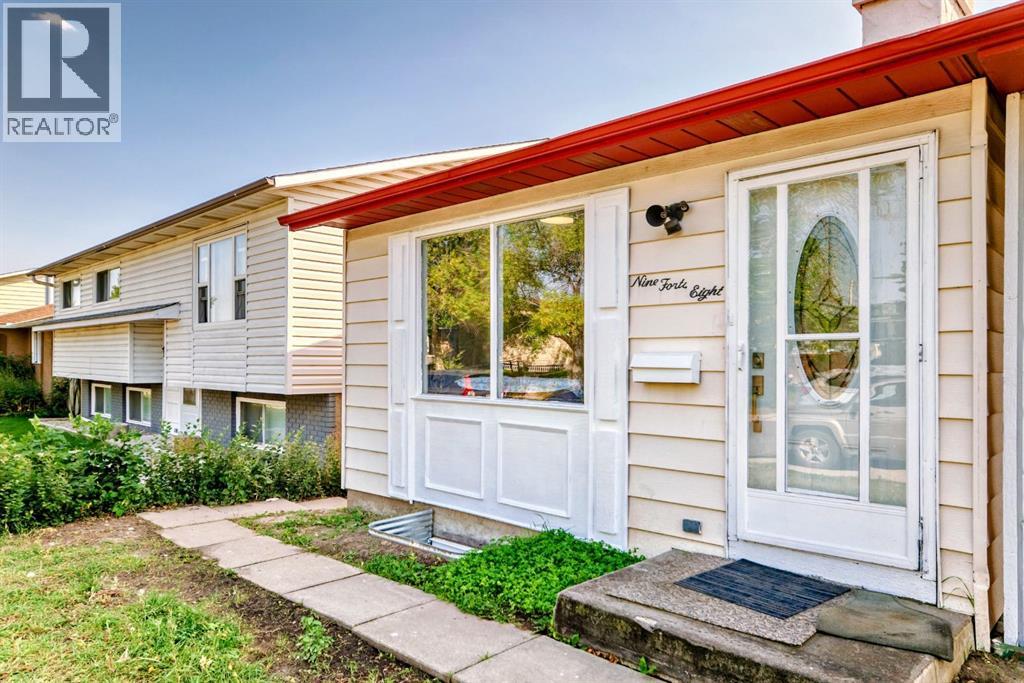 948 Rundlecairn Way NE