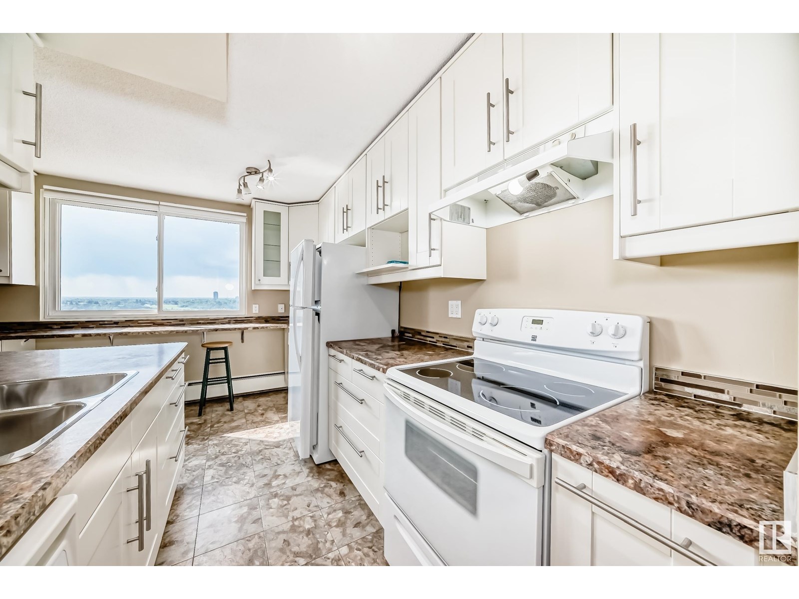 #1101 9028 JASPER AV NW