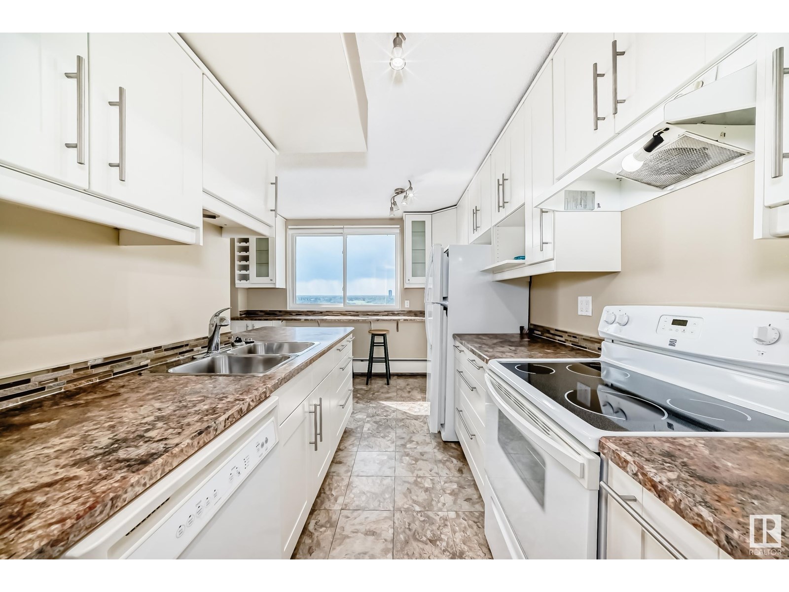 #1101 9028 JASPER AV NW