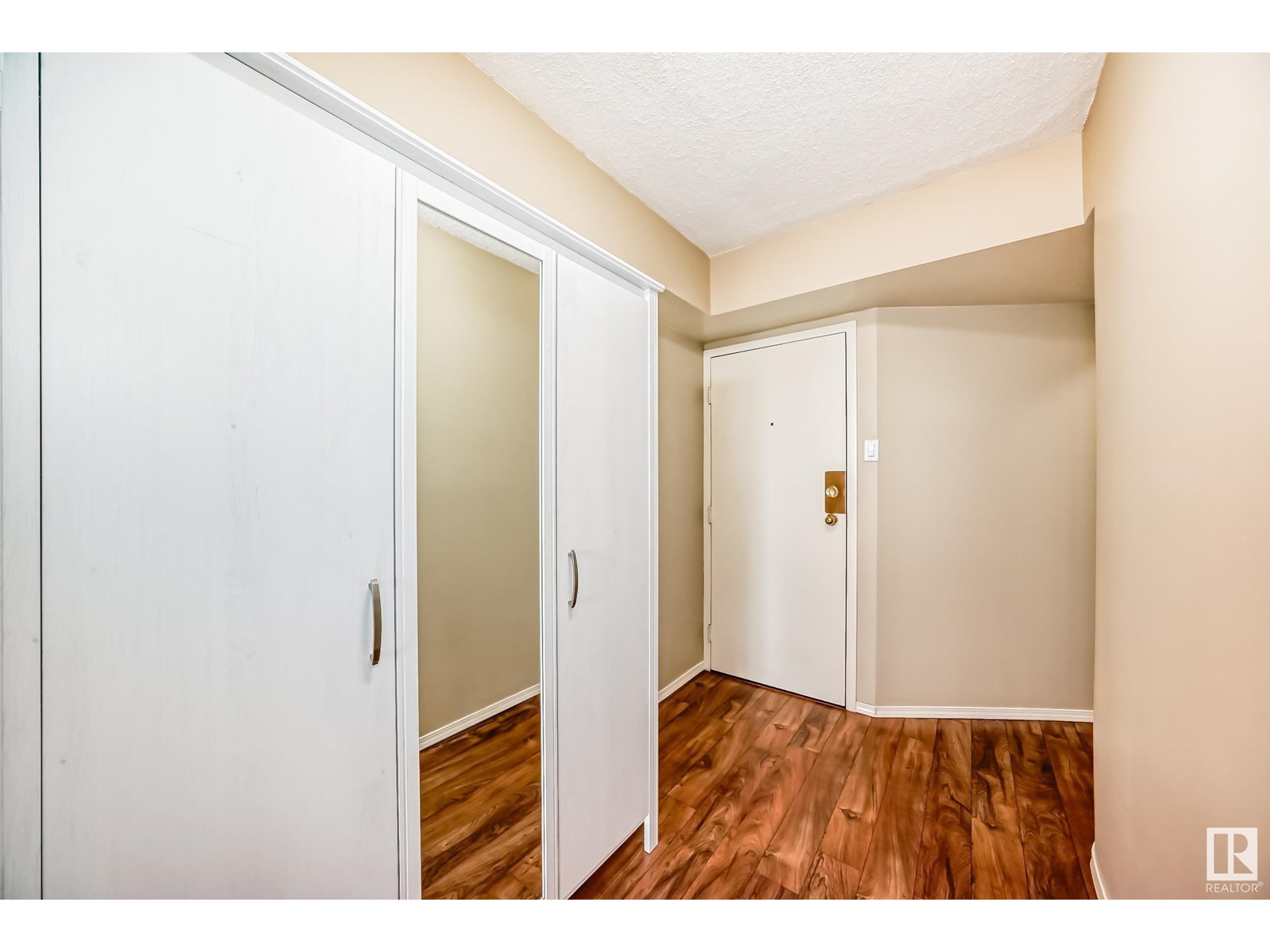 #1101 9028 JASPER AV NW