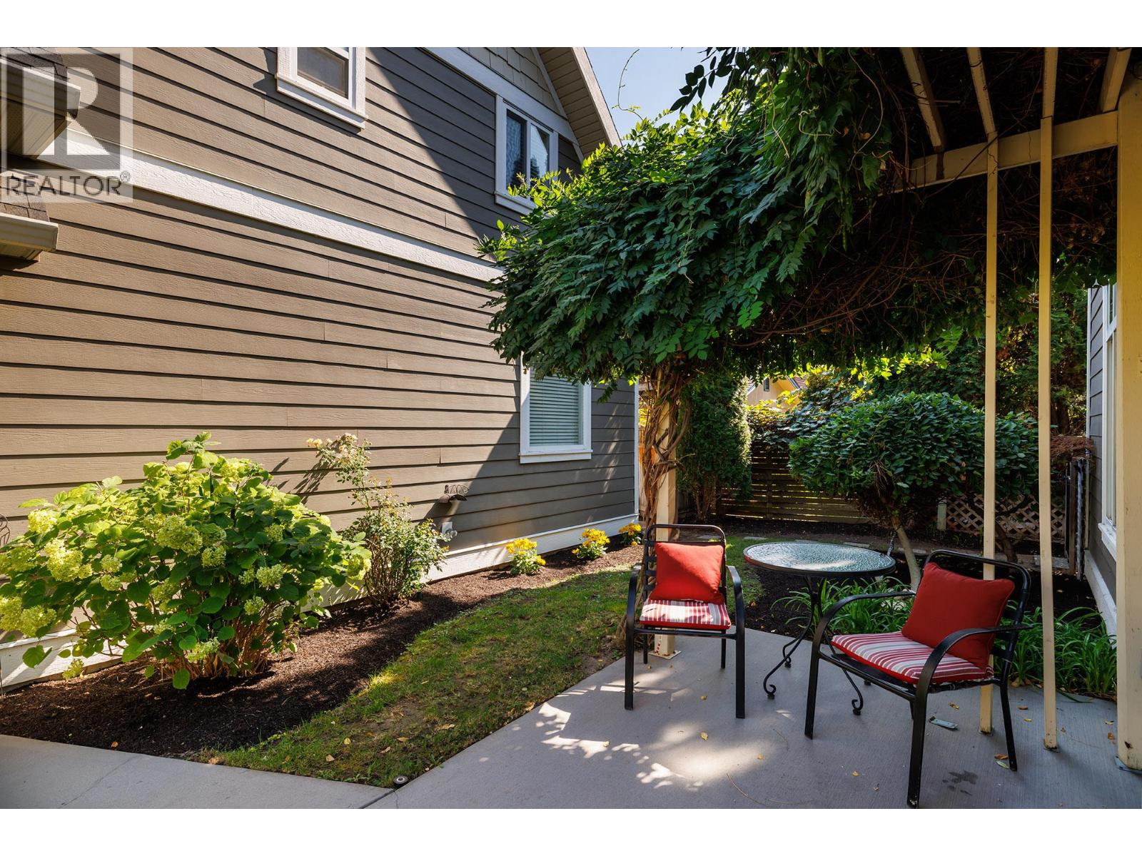 2209 Woodlawn Street