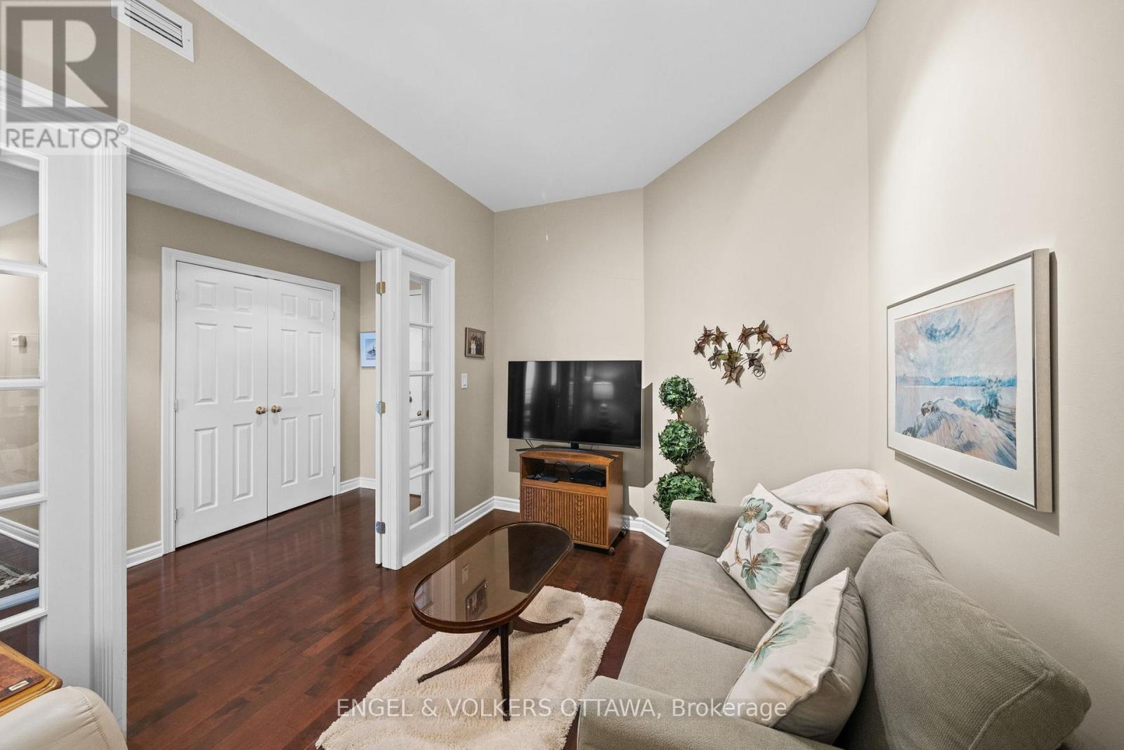 1008 - 136 DARLINGTON PRIVATE