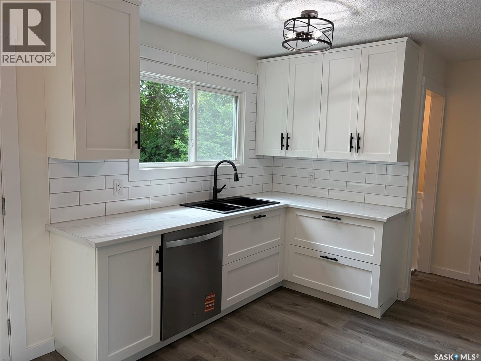 565 32nd STREET W