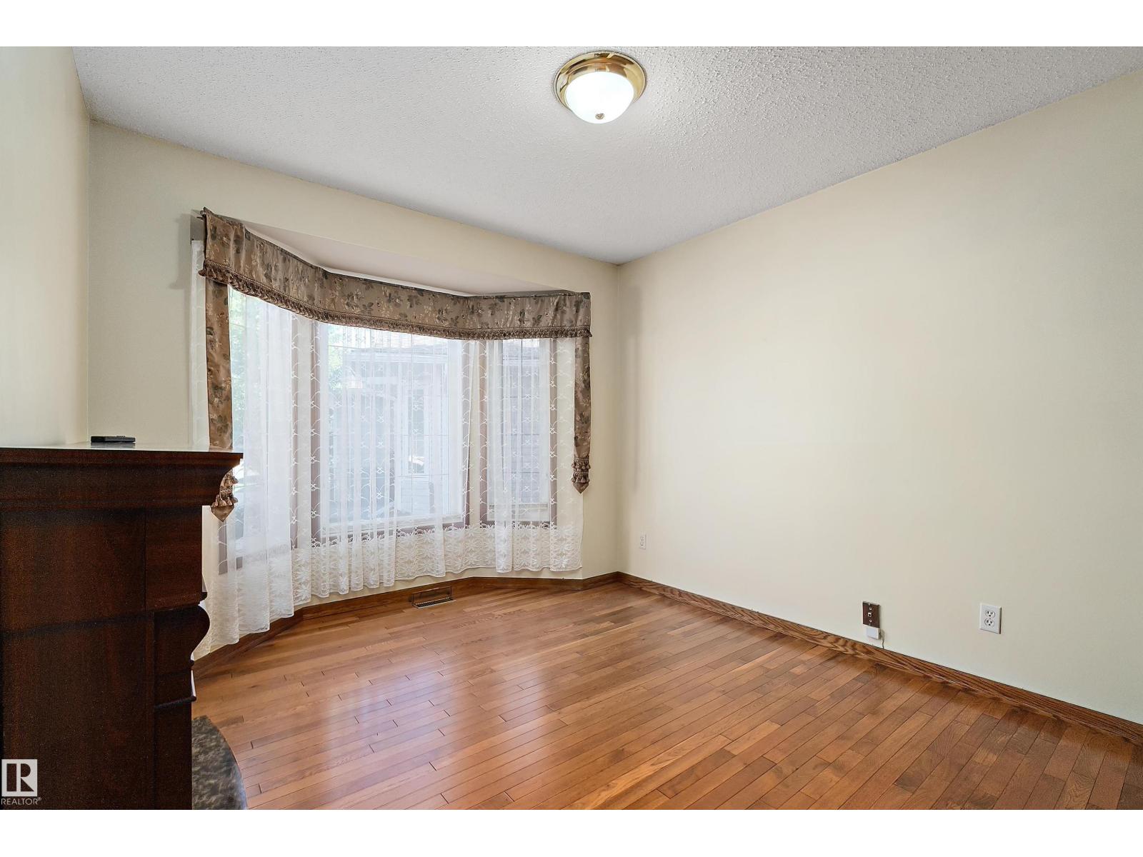 4823 32 AV NW