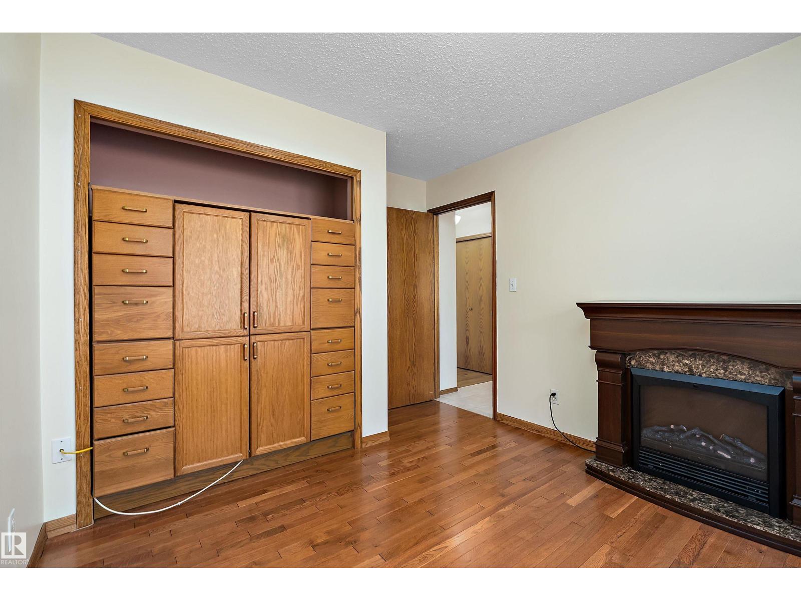4823 32 AV NW