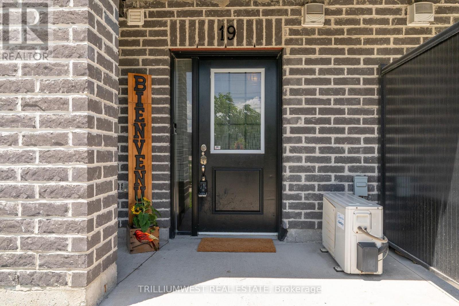A19 (90) - 160 ROCHEFORT STREET