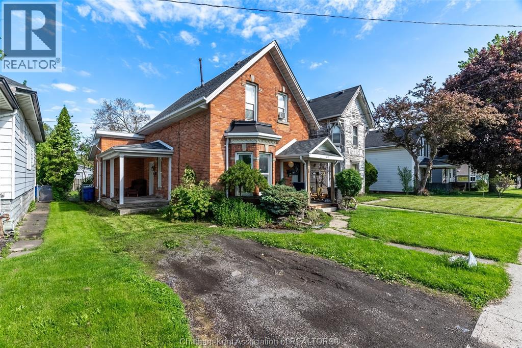 Photo 1 of 25 — 215 Grand AVENUE East, Chatham, ON N7L1W3