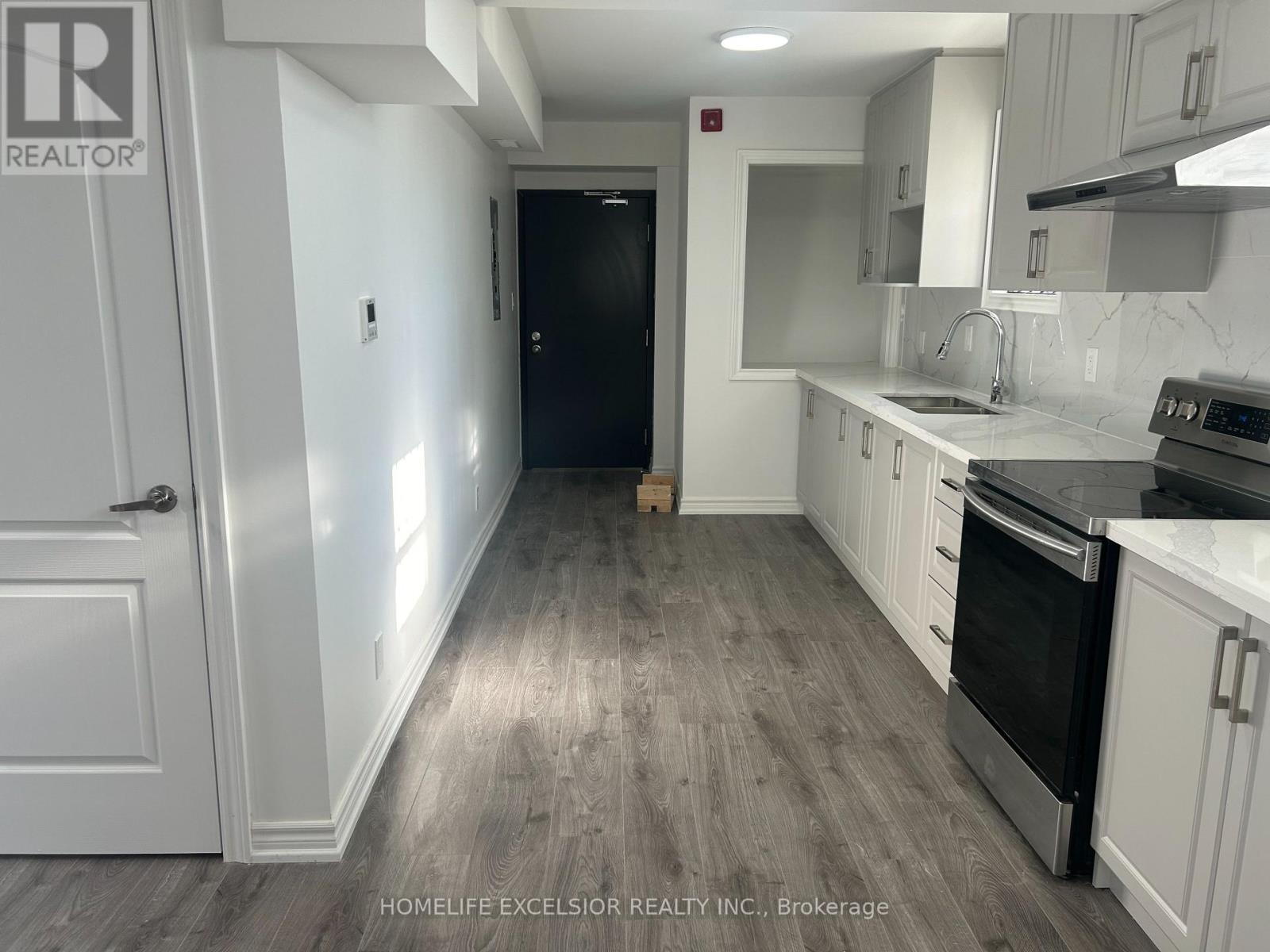 UNIT 5 - 3 SIMCOE STREET S