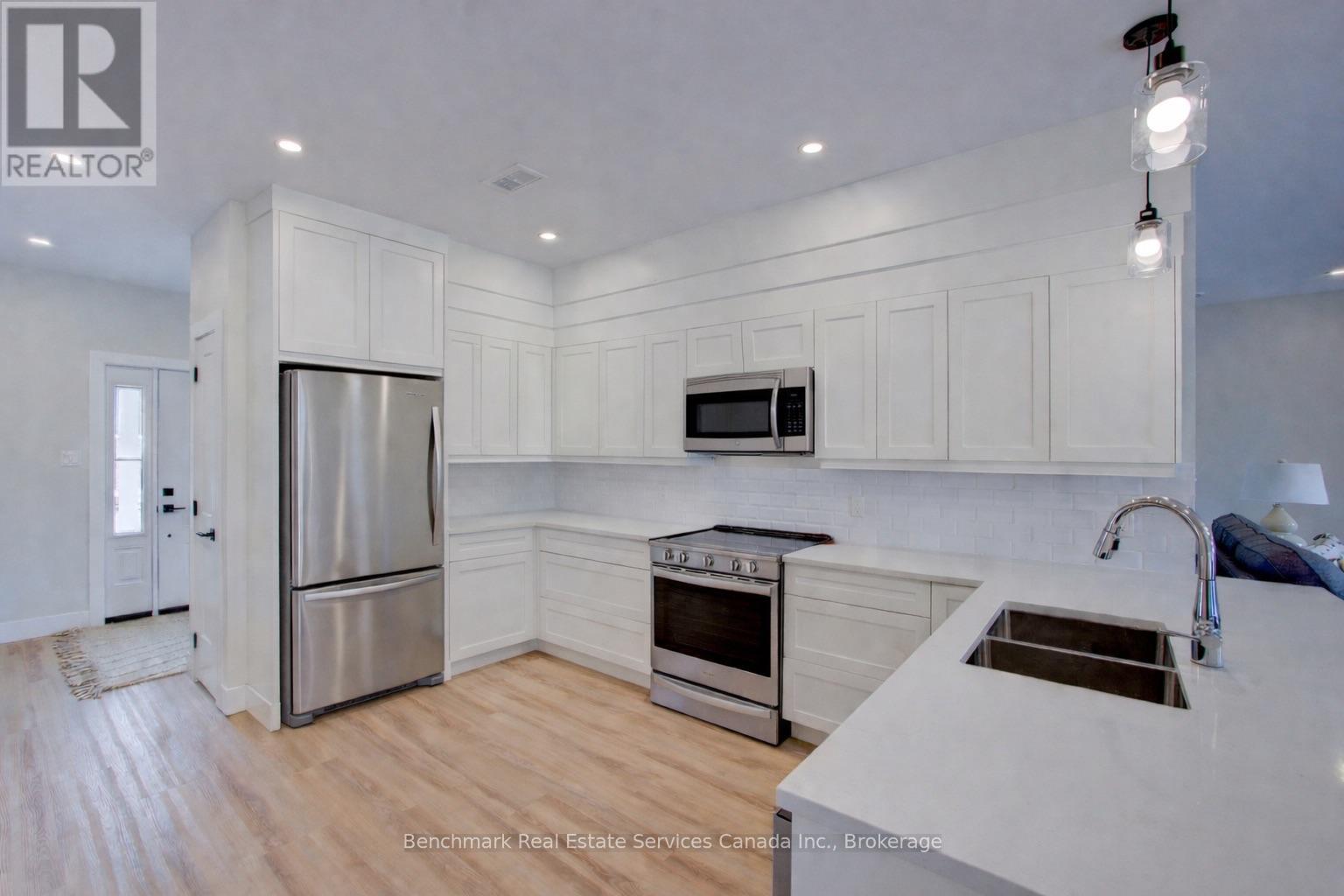 52 - 1182 QUEEN STREET