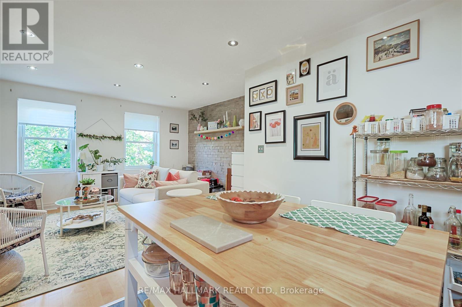 1926 GERRARD STREET E