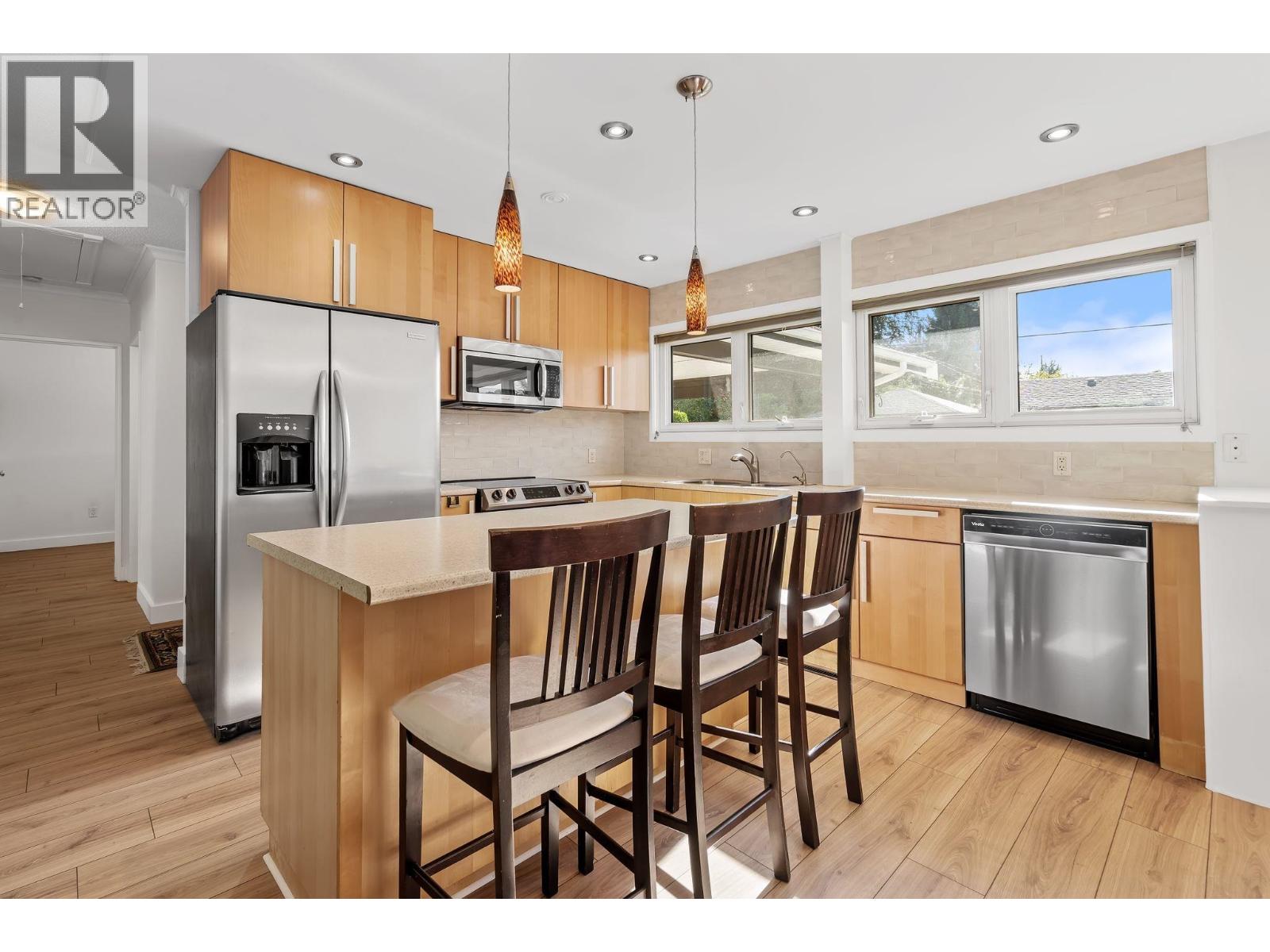 1216 PINEWOOD CRESCENT