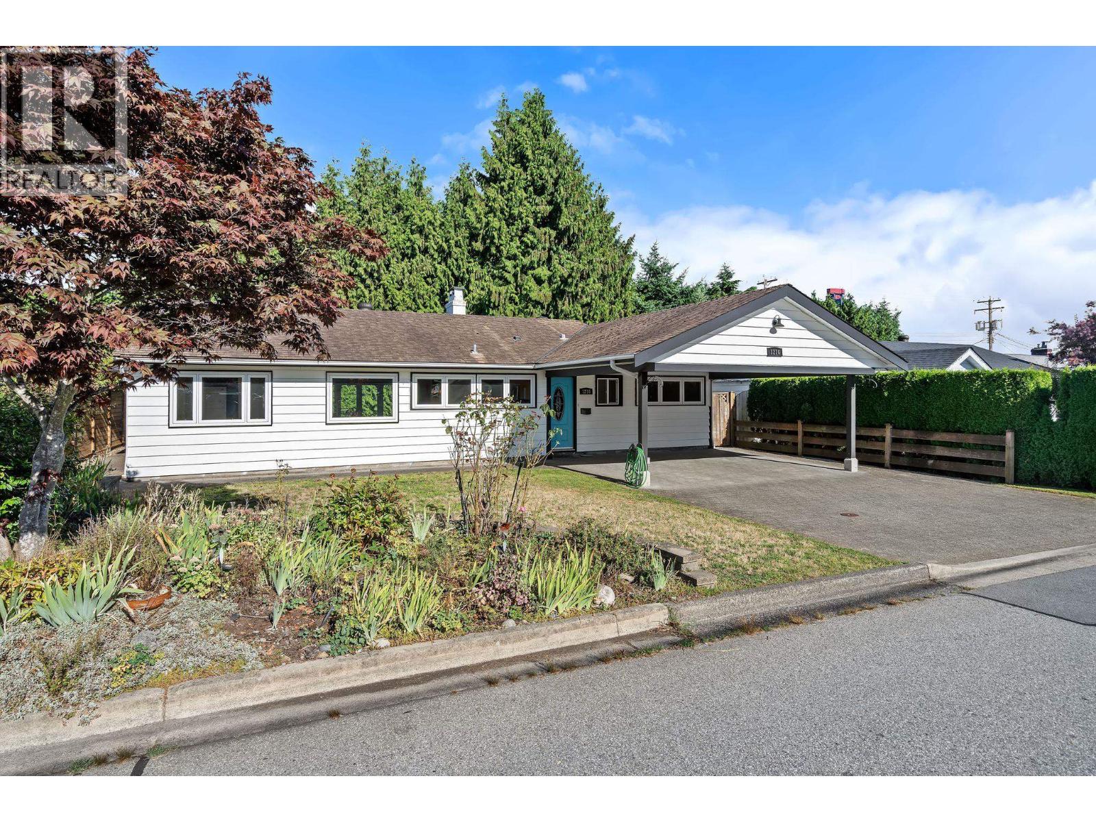 1216 PINEWOOD CRESCENT