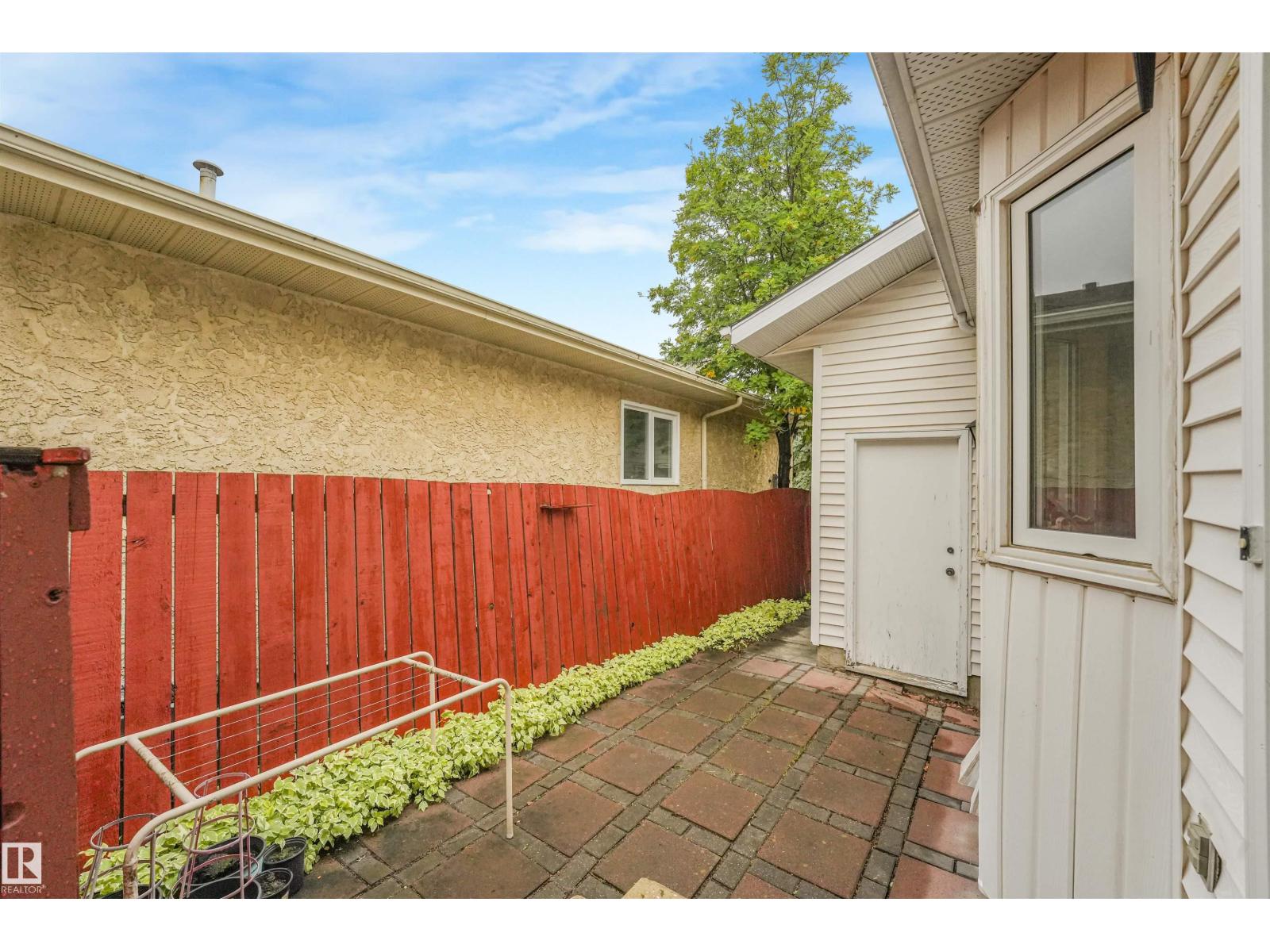 18611 57 AV NW