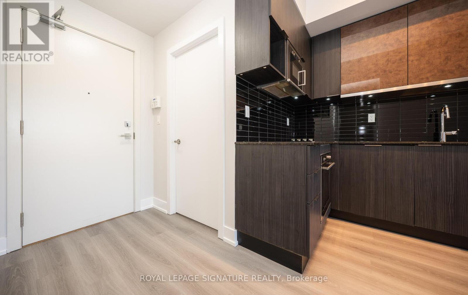 406 - 99 THE DONWAY W