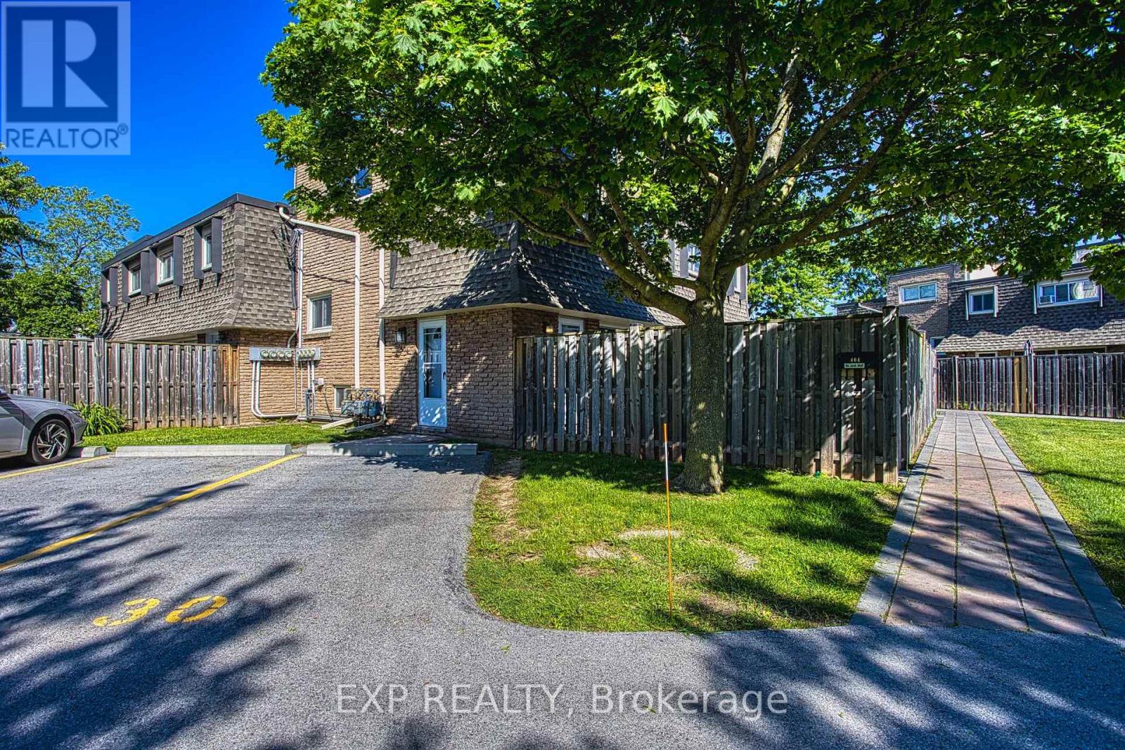 Photo 1 of 31 — 404 - 7 VIKING COURT Unit 404, Grimsby (Grimsby Beach), ON L3M3T8