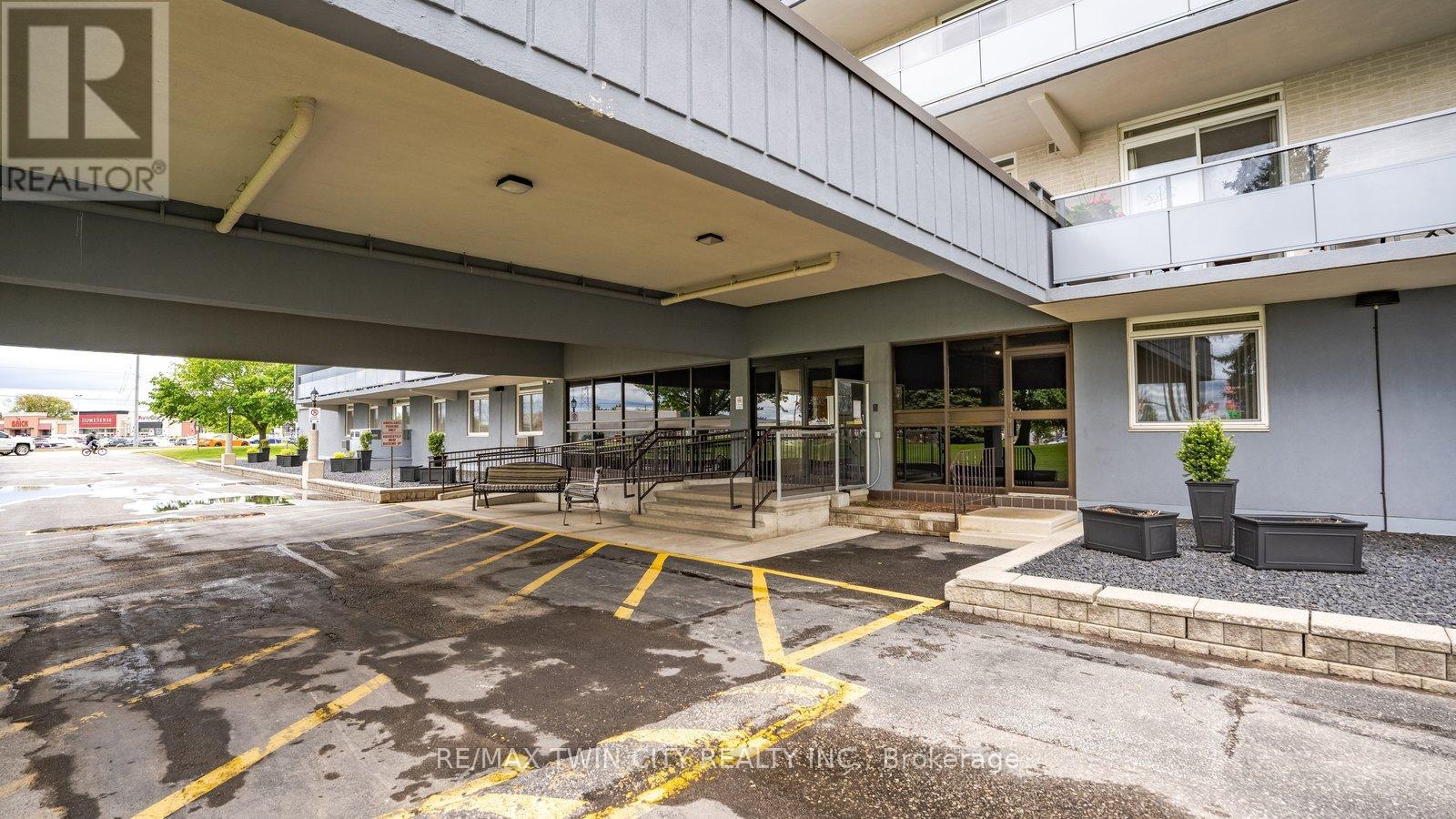 300 - 640 WEST STREET W