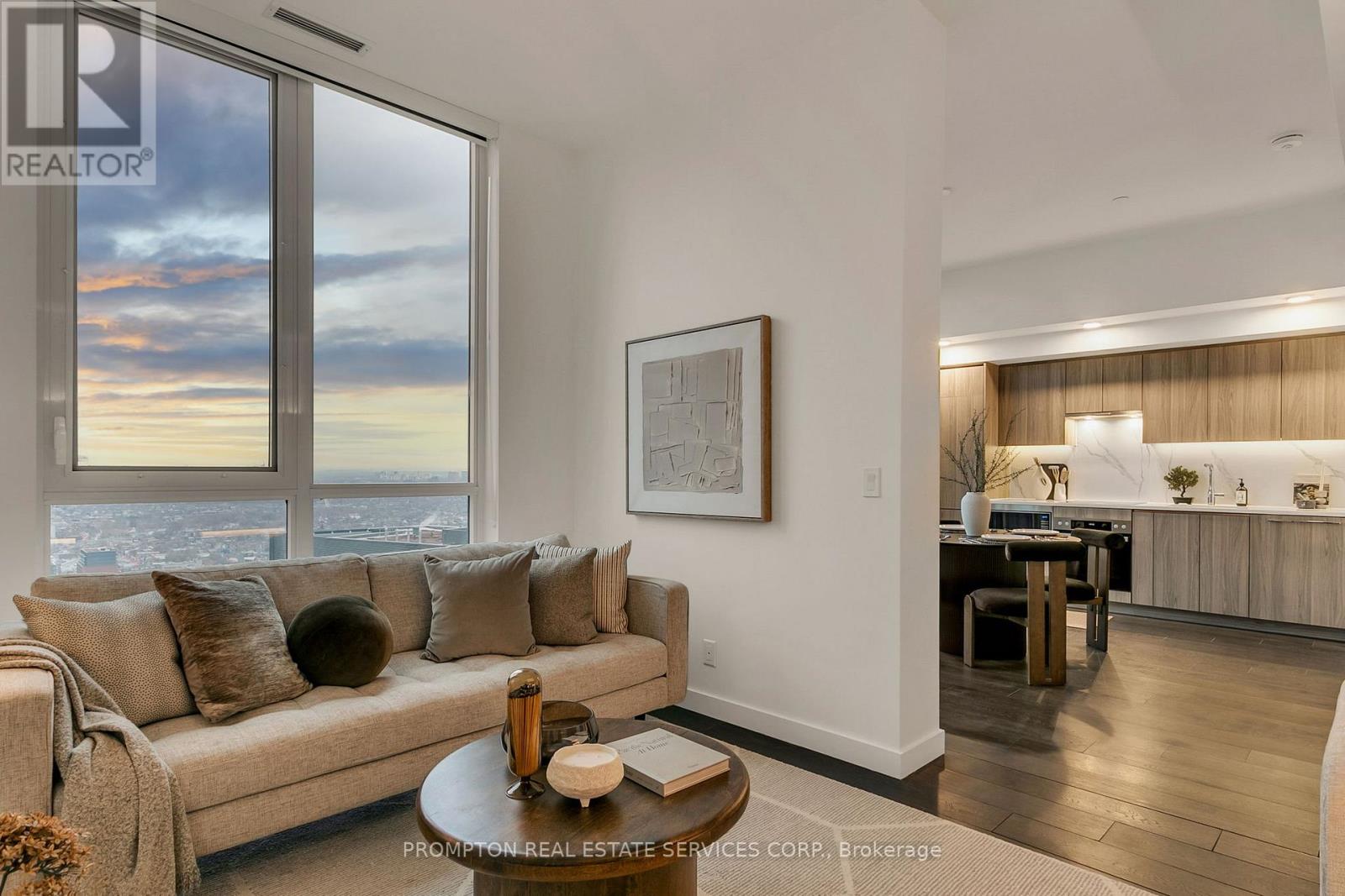 PH 5110 - 38 WIDMER STREET