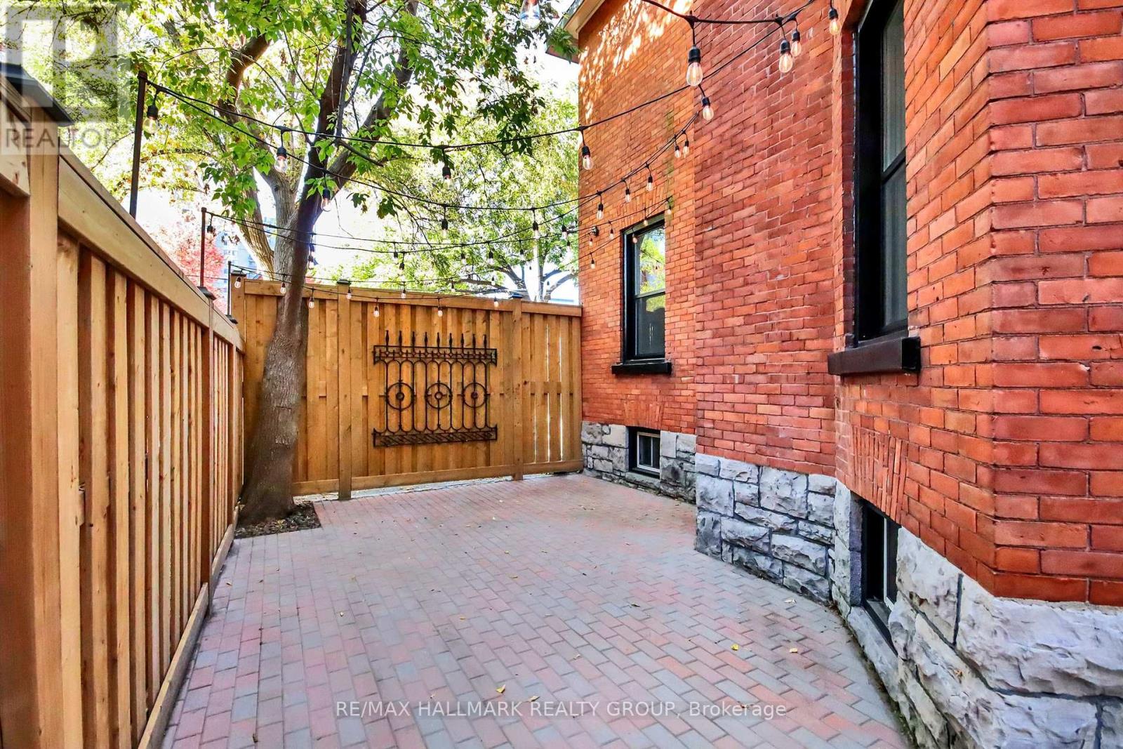 421 GILMOUR STREET