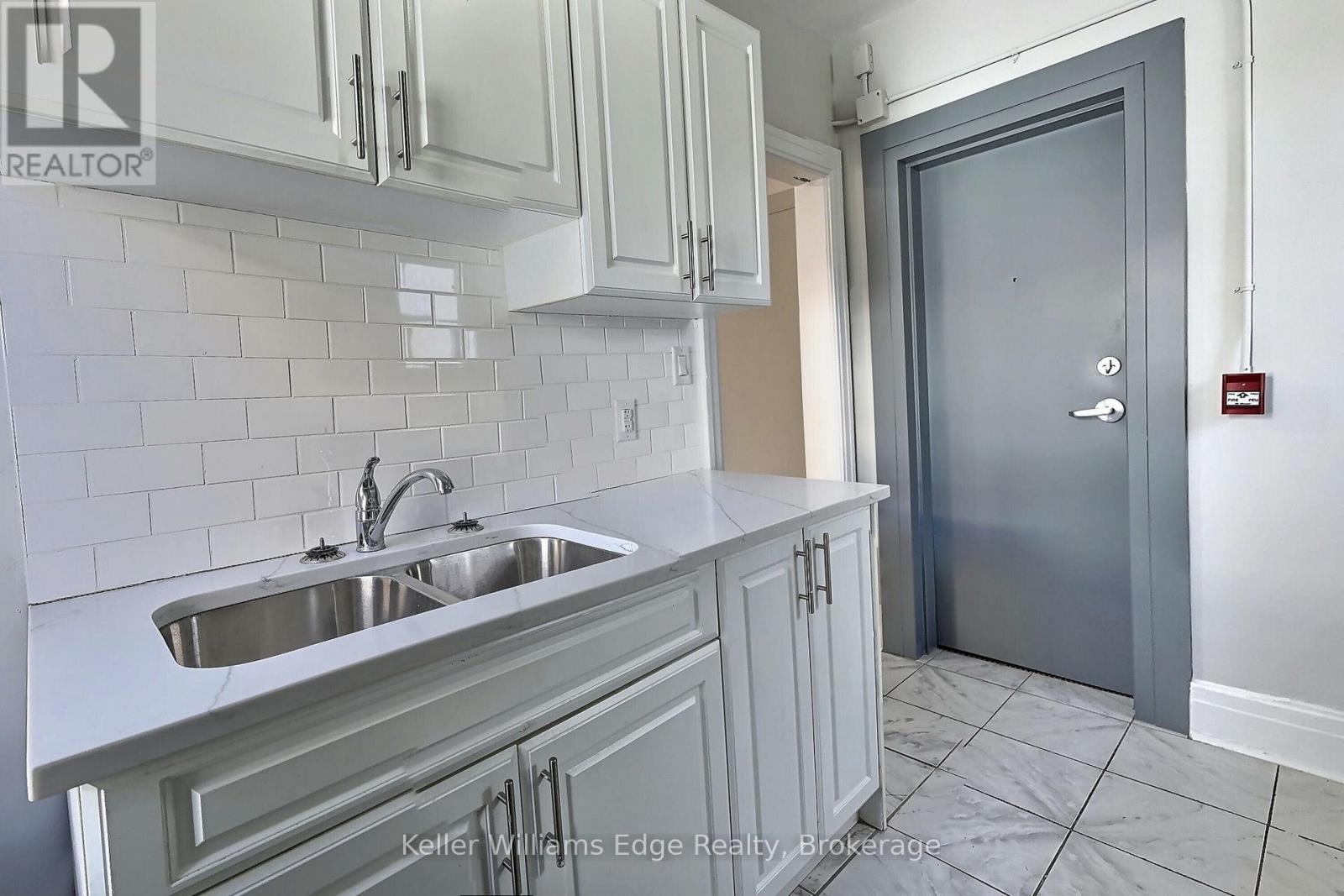 8 - 8 TISDALE STREET S