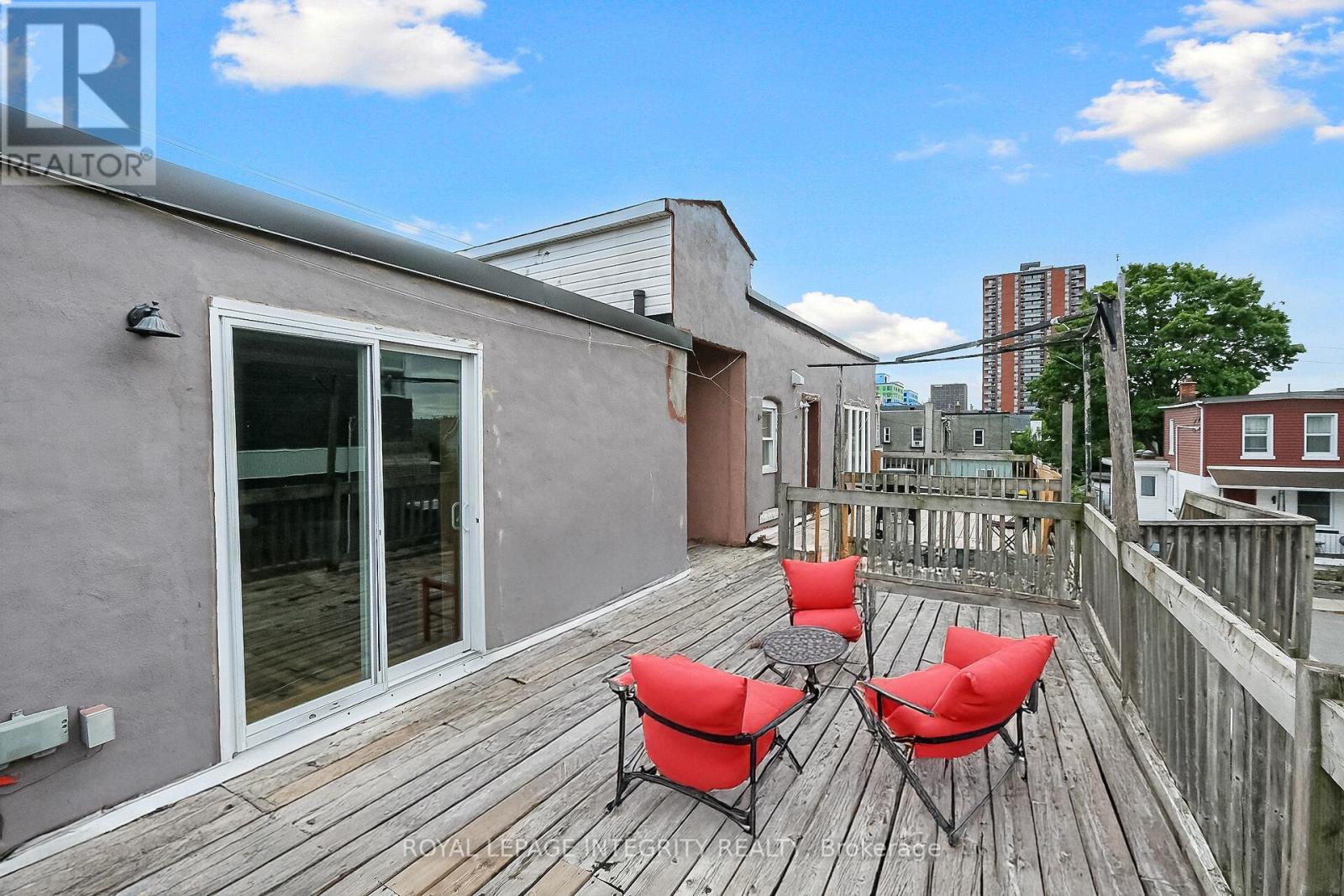 6 - 202 ROCHESTER STREET