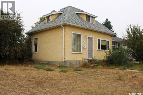 1002 Ominica STREET E Moose Jaw SK S6H0J3