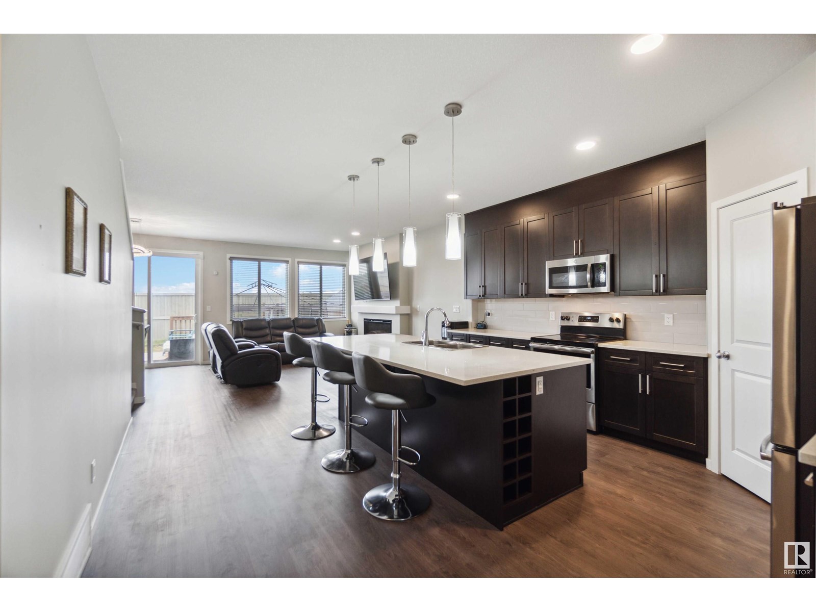671 Eagleson Crescent NW