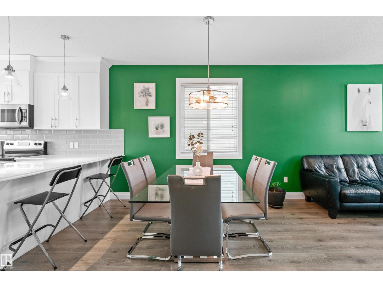 389 Charlesworth DR SW SW