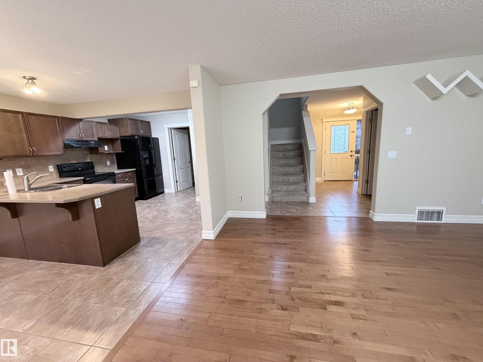 3027 26 AV NW NW