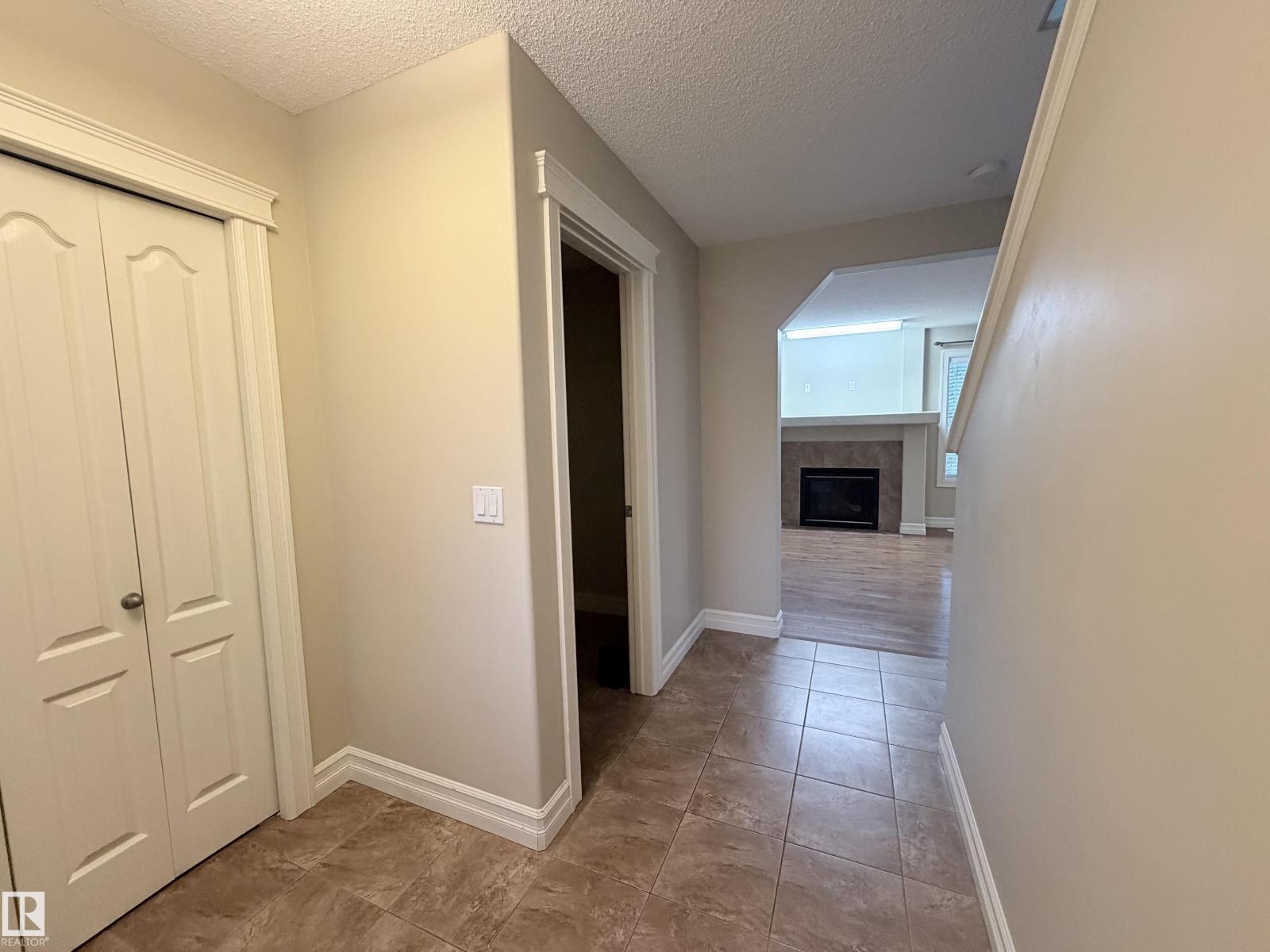 3027 26 AV NW NW