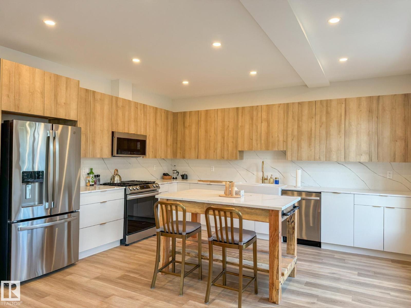 9818 81 AV NW