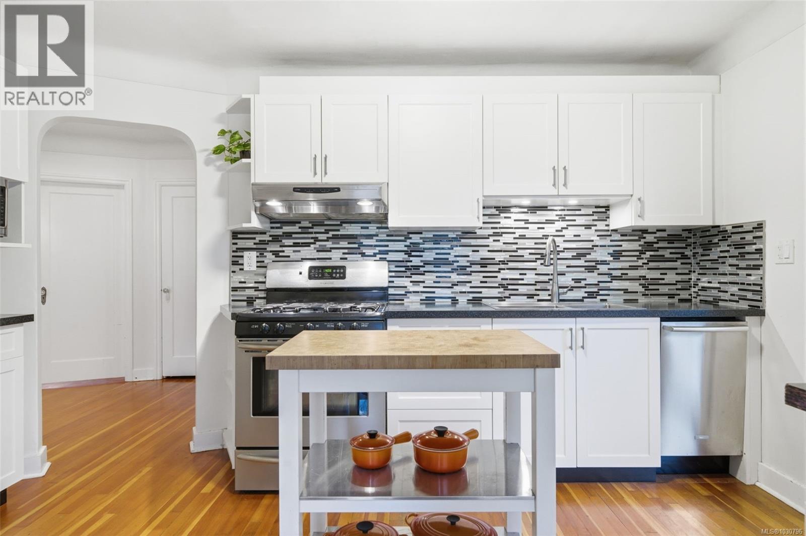 1122 Old Esquimalt Rd