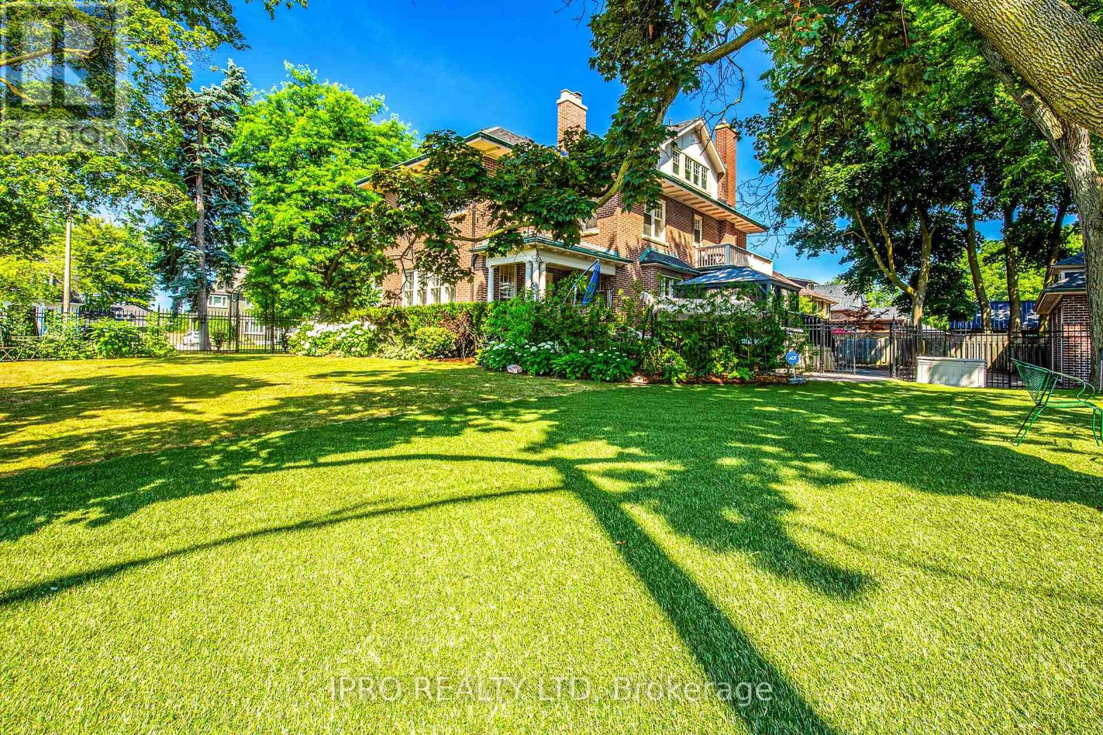 447 SIMCOE STREET N