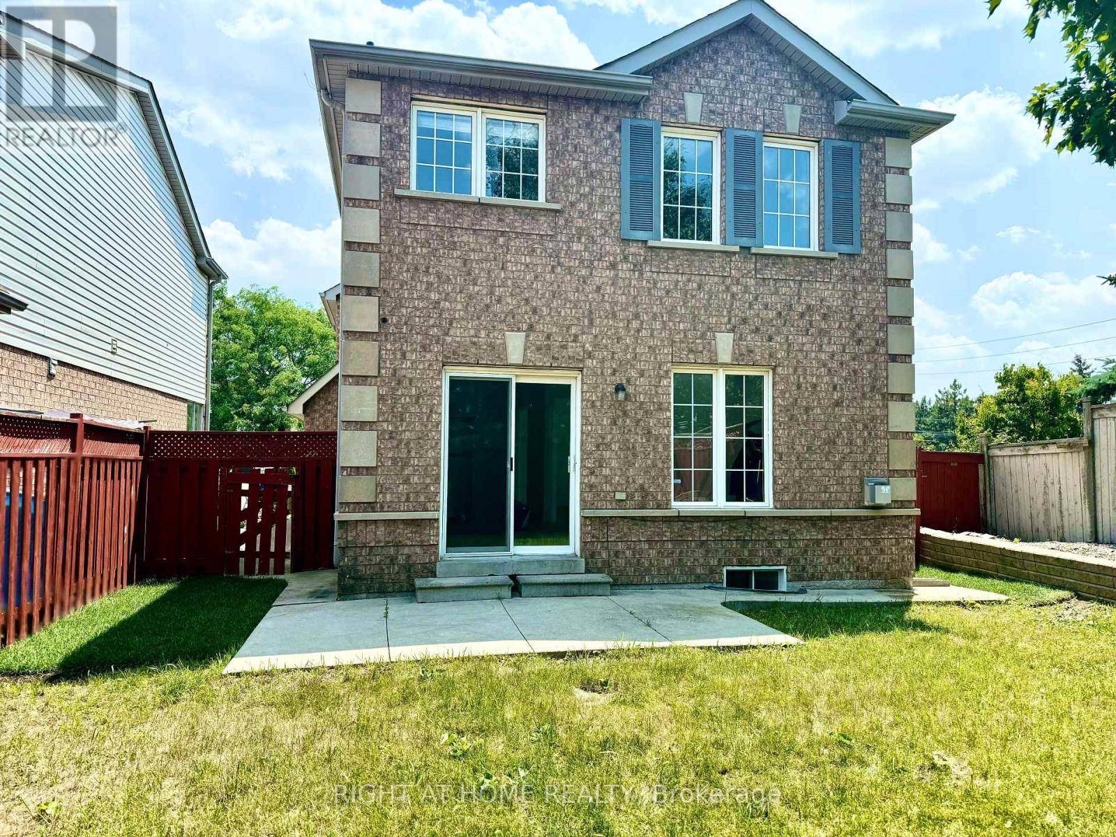 32 HOCKEN COURT