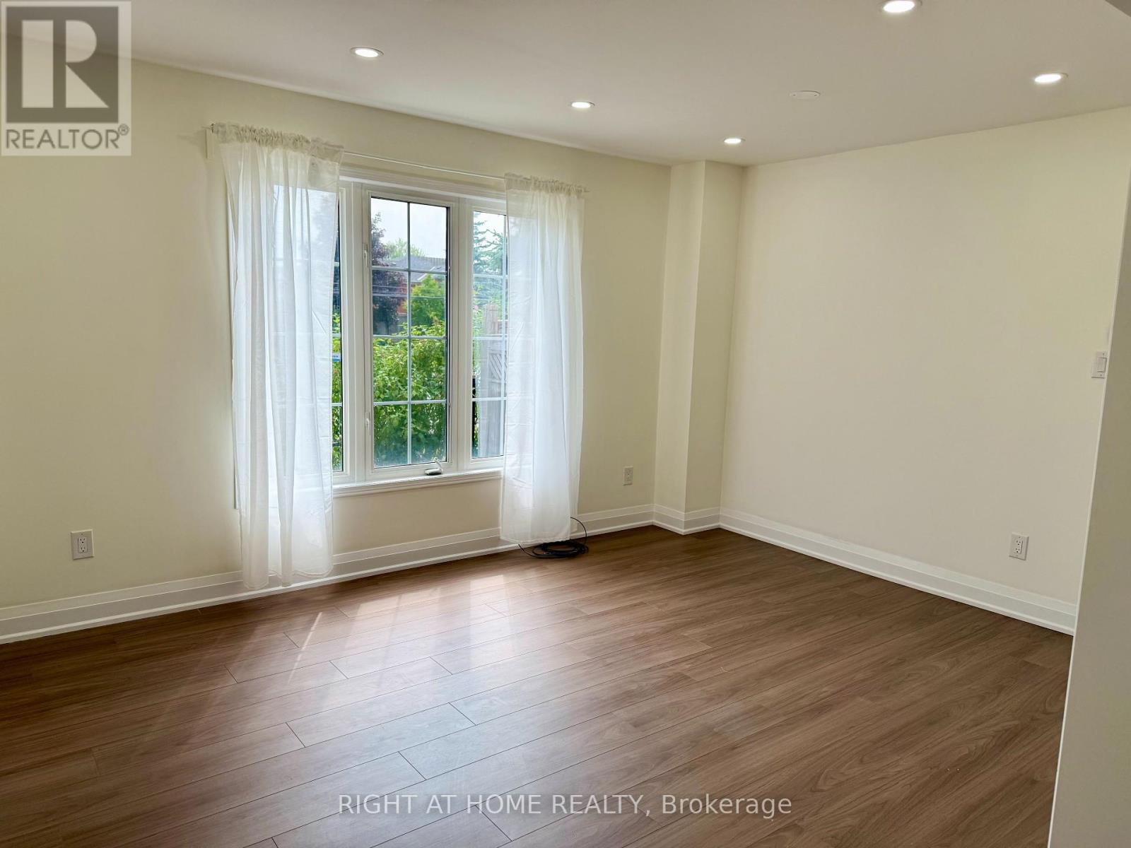 32 HOCKEN COURT
