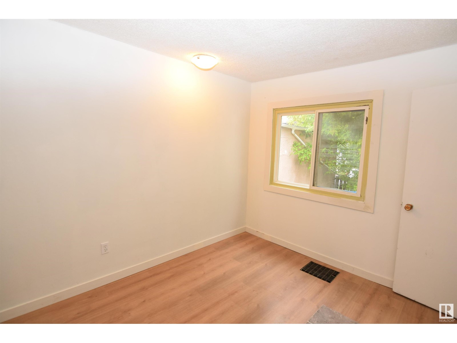 12209 92 ST NW