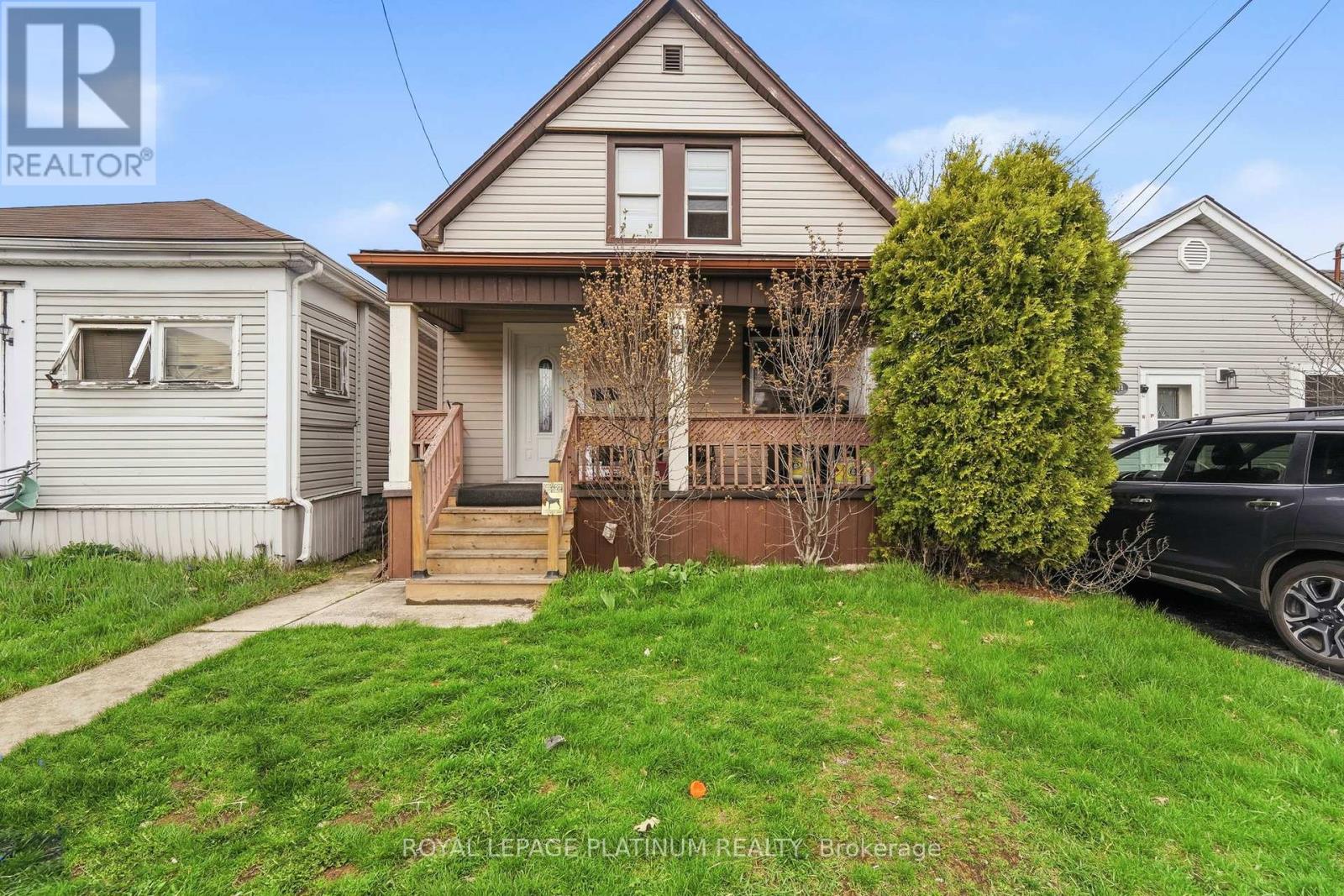 Photo 1 of 25 — 99 ROBINS AVENUE, Hamilton (Crown Point), ON L8H4N5